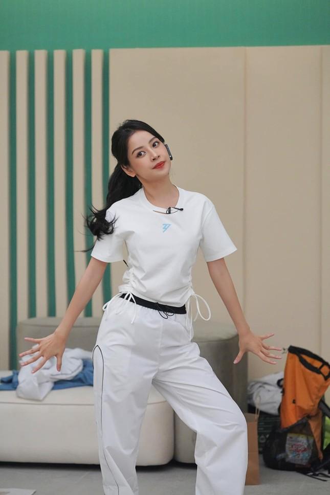 Đạp Gió 2023: Chi Pu gặp sự cố trang phục khi chụp poster công diễn tập 2-2