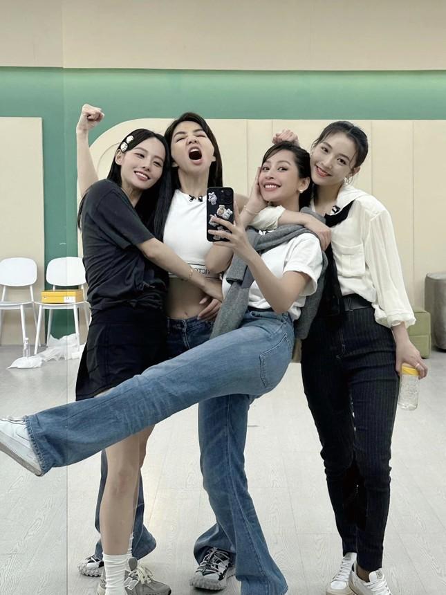 Đạp Gió 2023: Chi Pu gặp sự cố trang phục khi chụp poster công diễn tập 2-4