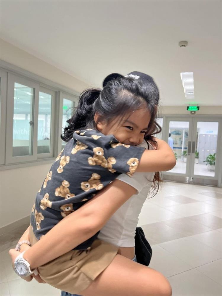 2 con gái đều không học lớp 1, Phạm Quỳnh Anh nhận mưa bình luận-2