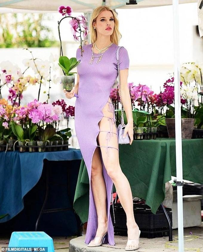 Xuống phố mua hoa, mẫu nữ đốt mắt với trang phục táo bạo-1