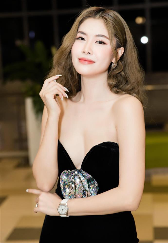 Vợ Đăng Khôi tuổi 38 quá nóng bỏng khiến chồng cưng chiều-6