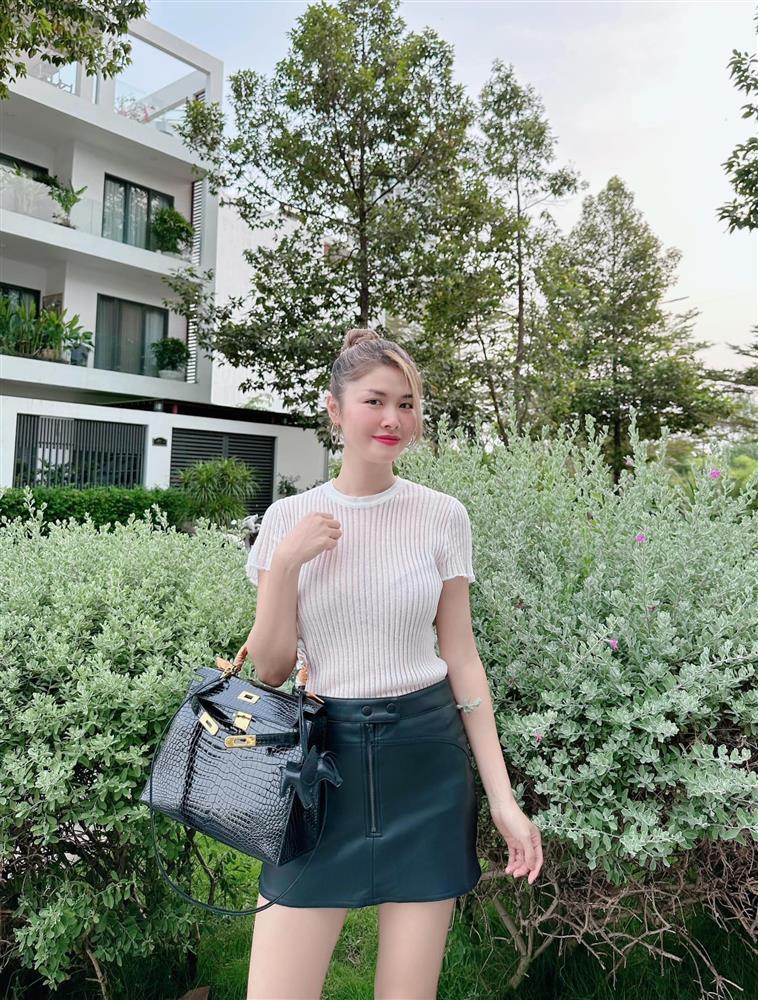 Vợ Đăng Khôi tuổi 38 quá nóng bỏng khiến chồng cưng chiều-7