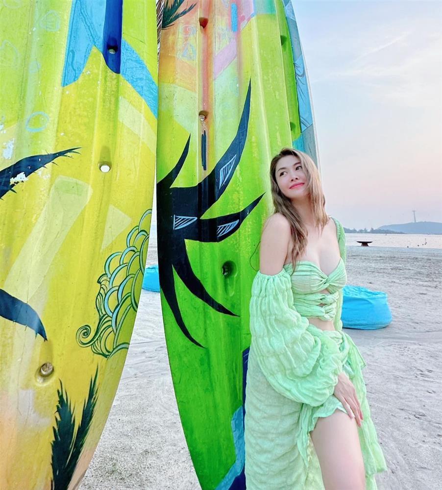 Vợ Đăng Khôi tuổi 38 quá nóng bỏng khiến chồng cưng chiều-9