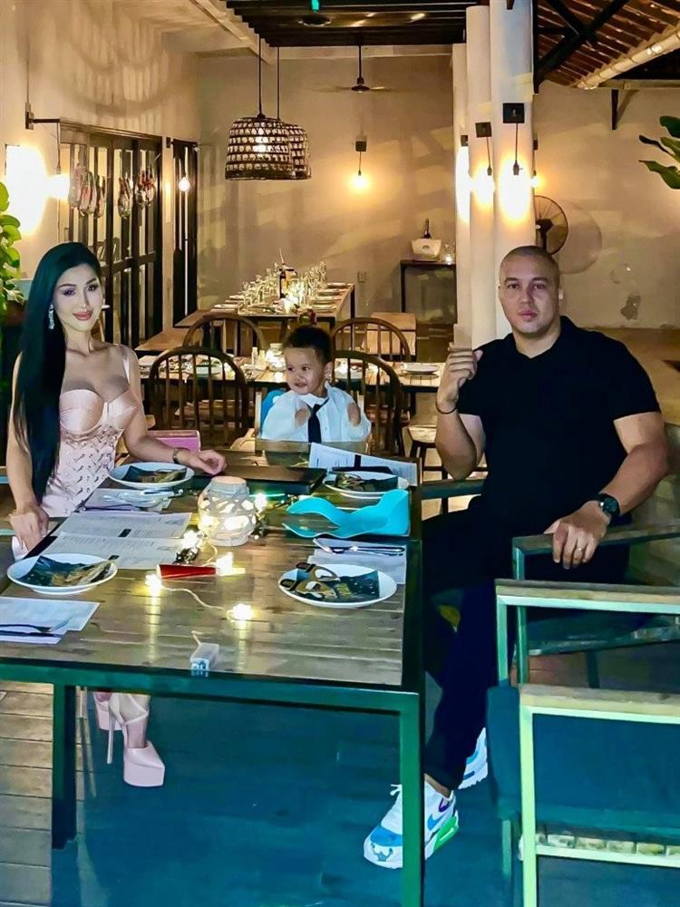 Bà mẹ nóng bỏng đứng phát tờ rơi hóa ra là mỹ nhân dao kéo một thời-5