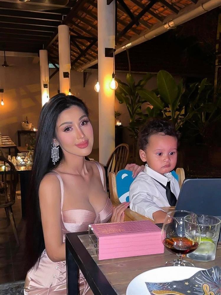 Bà mẹ nóng bỏng đứng phát tờ rơi hóa ra là mỹ nhân dao kéo một thời-9