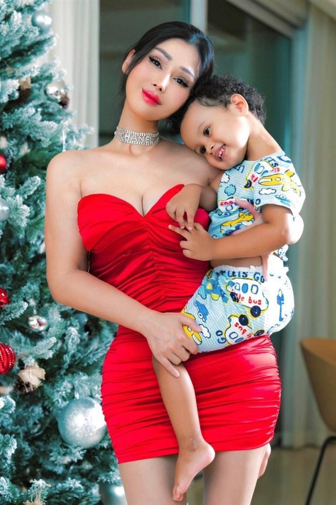 Bà mẹ nóng bỏng đứng phát tờ rơi hóa ra là mỹ nhân dao kéo một thời-10