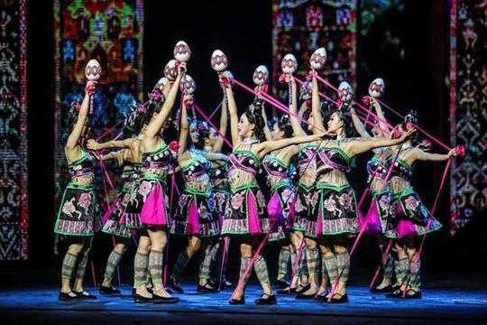 Show diễn của Trương Nghệ Mưu làm nổ cơn sốt đến Hải Nam - Trung Quốc-1