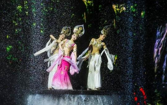 Show diễn của Trương Nghệ Mưu làm nổ cơn sốt đến Hải Nam - Trung Quốc-3