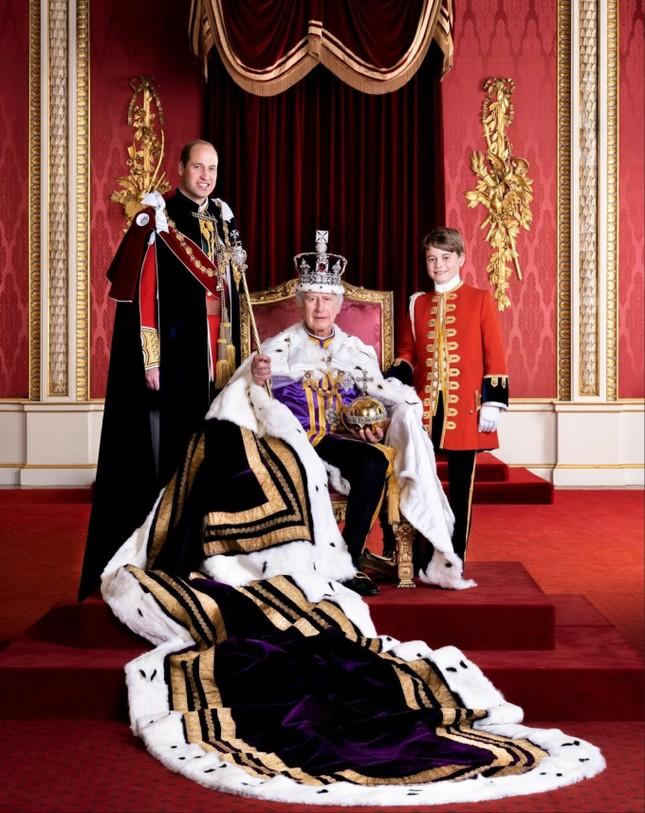 Chân dung Vua Charles bên 2 người thừa kế ngai vàng-1