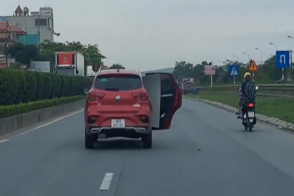 Xử phạt nữ tài xế ô tô con ngang nhiên mở cửa khi đi trên Quốc lộ 1A-1
