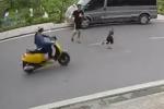 Xe máy tông vào cháu bé chạy sang đường: Ai là người có lỗi?