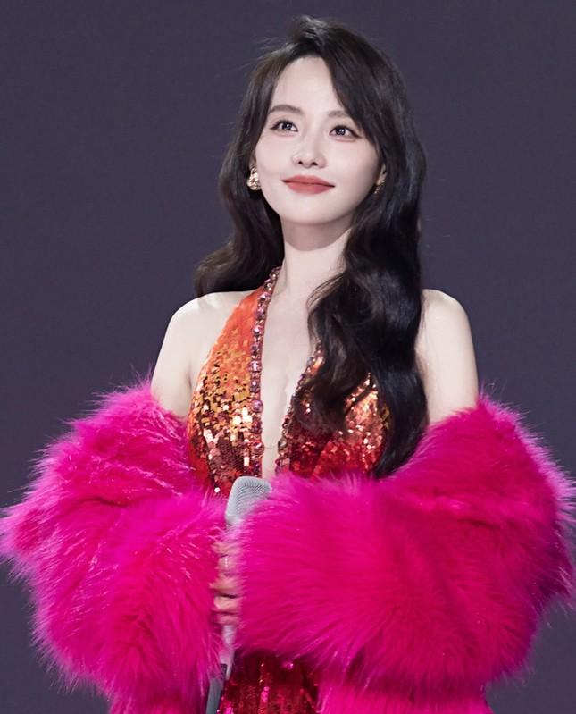 Chụp ảnh với mỹ nhân đẹp nhất Đạp Gió 2023, Chi Pu có bị lép vế?-1