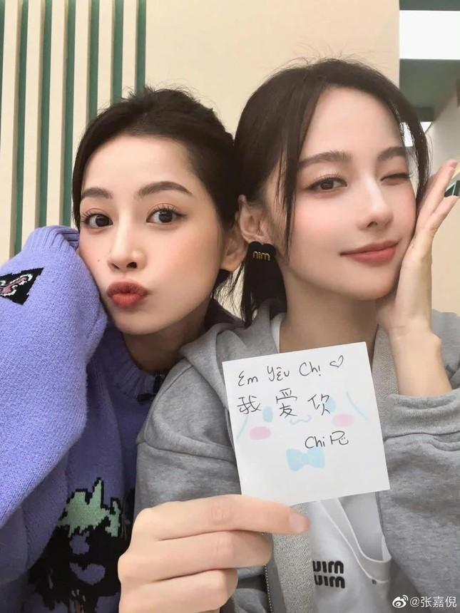 Chụp ảnh với mỹ nhân đẹp nhất Đạp Gió 2023, Chi Pu có bị lép vế?-5