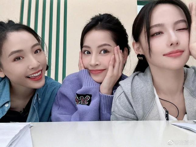 Chụp ảnh với mỹ nhân đẹp nhất Đạp Gió 2023, Chi Pu có bị lép vế?-6