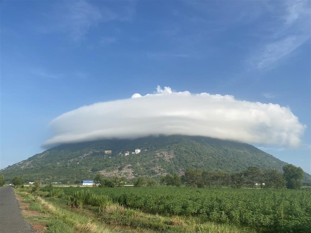 Đám mây đĩa bay lạ mắt mọc trên đỉnh núi Bà Đen, kéo dài 3 tiếng-1