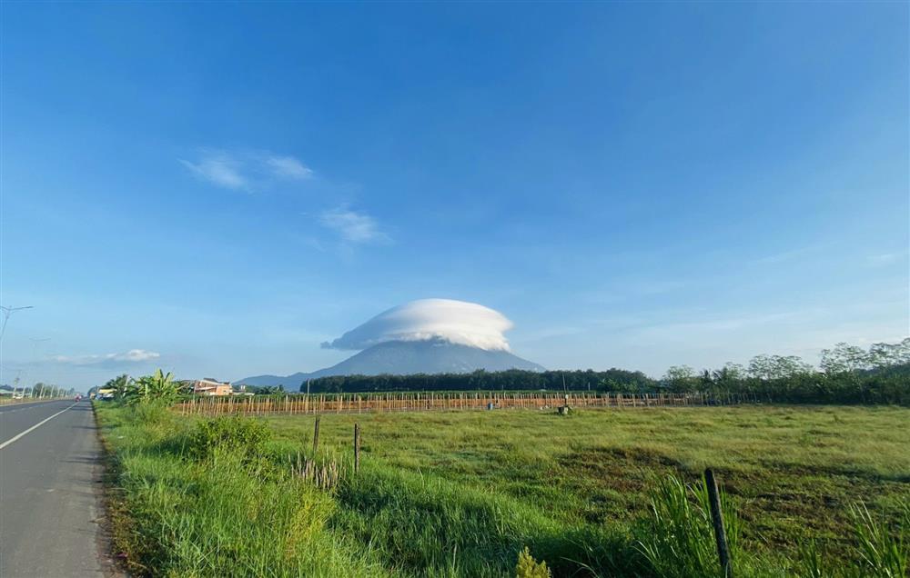 Đám mây đĩa bay lạ mắt mọc trên đỉnh núi Bà Đen, kéo dài 3 tiếng-2