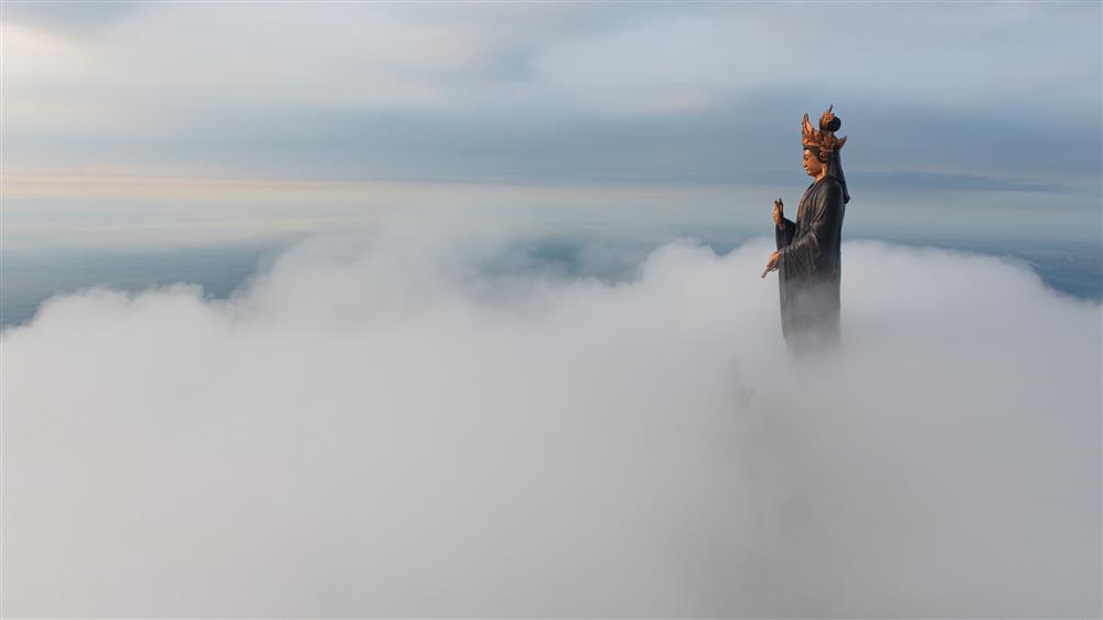 Đám mây đĩa bay lạ mắt mọc trên đỉnh núi Bà Đen, kéo dài 3 tiếng-3