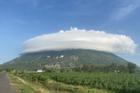Đám mây đĩa bay lạ mắt mọc trên đỉnh núi Bà Đen, kéo dài 3 tiếng