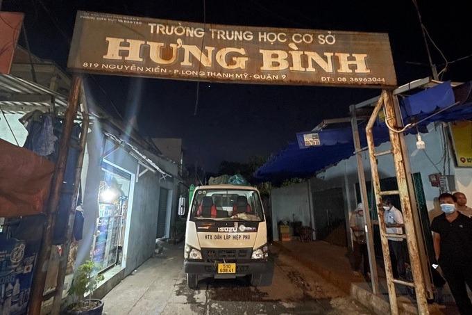 Xe chở rác lùi vào hẻm cán tử vong bé gái 2 tuổi-2