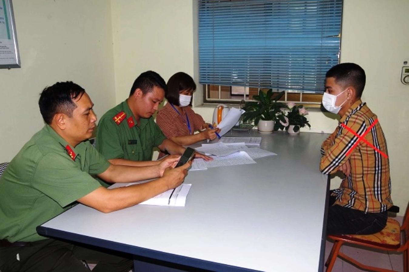 Yêu cầu làm rõ vụ nữ sinh lớp 8 bị bạn lột áo, đánh hội đồng-1