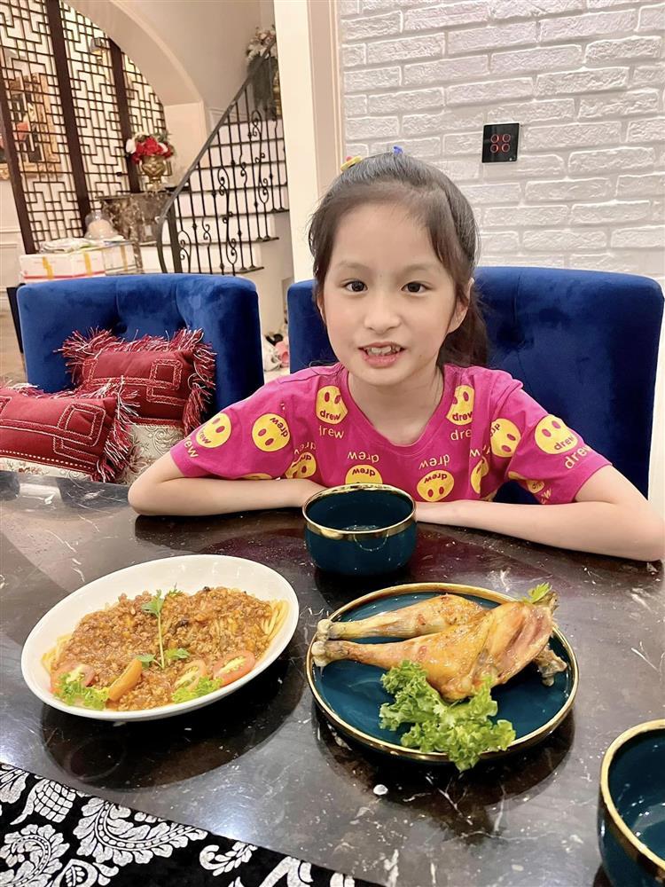 Con gái Đoàn Di Băng không dám đeo balo hàng hiệu đi học-1