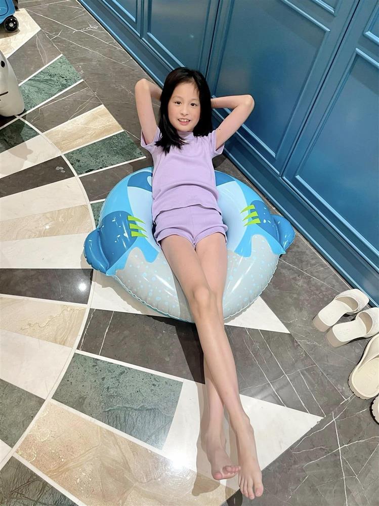 Con gái Đoàn Di Băng không dám đeo balo hàng hiệu đi học-2