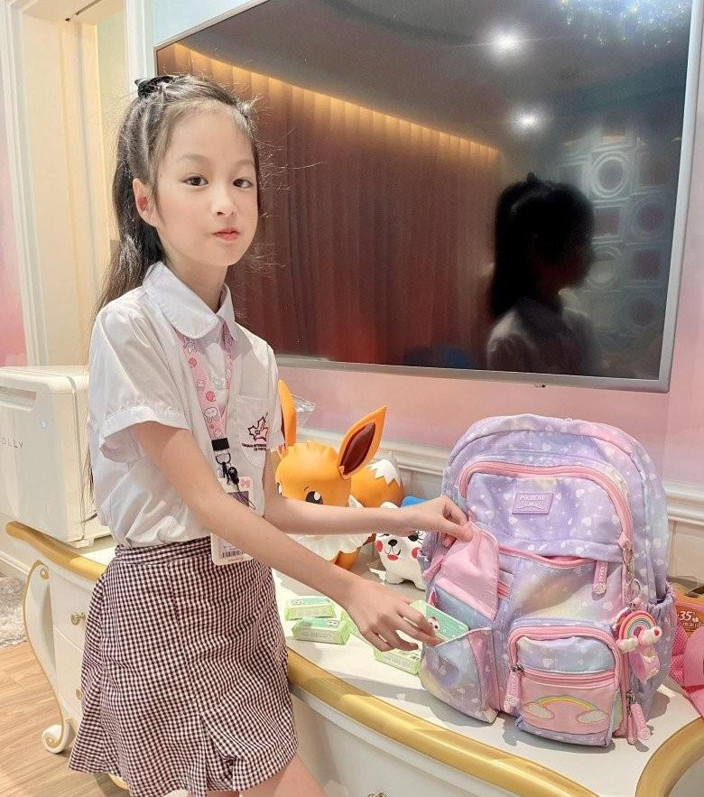 Con gái Đoàn Di Băng không dám đeo balo hàng hiệu đi học-4