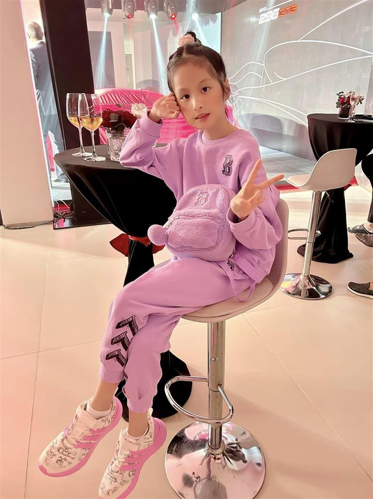 Con gái Đoàn Di Băng không dám đeo balo hàng hiệu đi học-16