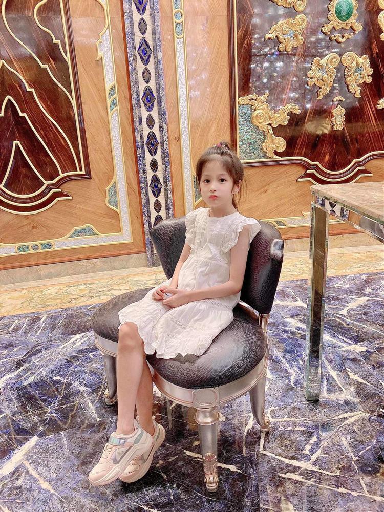 Con gái Đoàn Di Băng không dám đeo balo hàng hiệu đi học-17