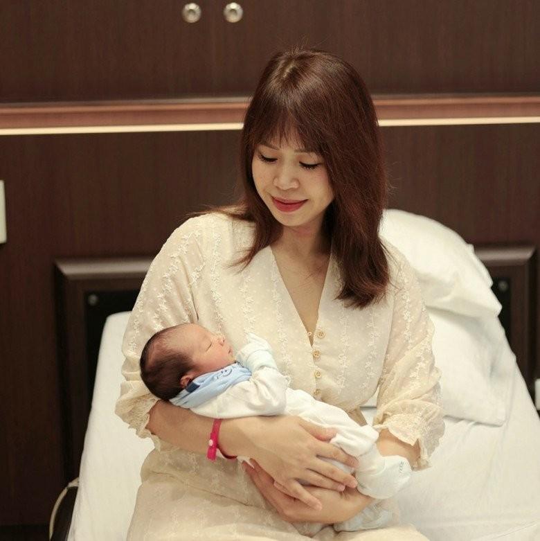 Mạnh Trường nịnh vợ vì nhan sắc mặn mà lai Tây sau sinh 6 tháng-5