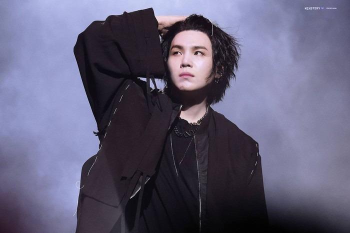 Nam idol cấm fan mang khăn voan cô dâu đến concert-1