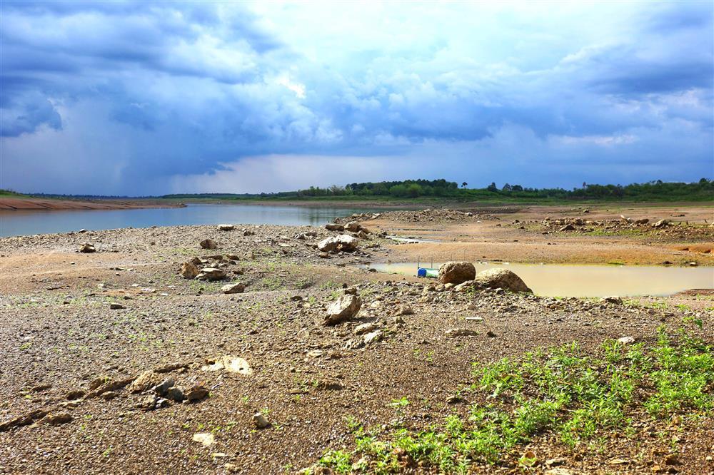 Mực nước xuống kỷ lục, hồ Trị An khô cằn nhất trong 13 năm qua-4