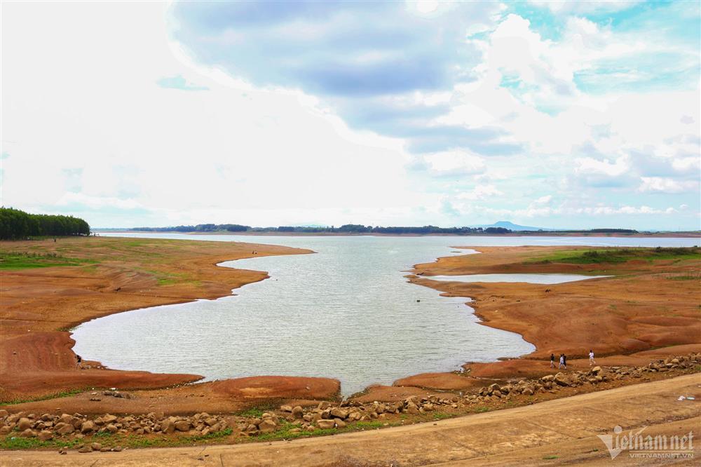 Mực nước xuống kỷ lục, hồ Trị An khô cằn nhất trong 13 năm qua-6