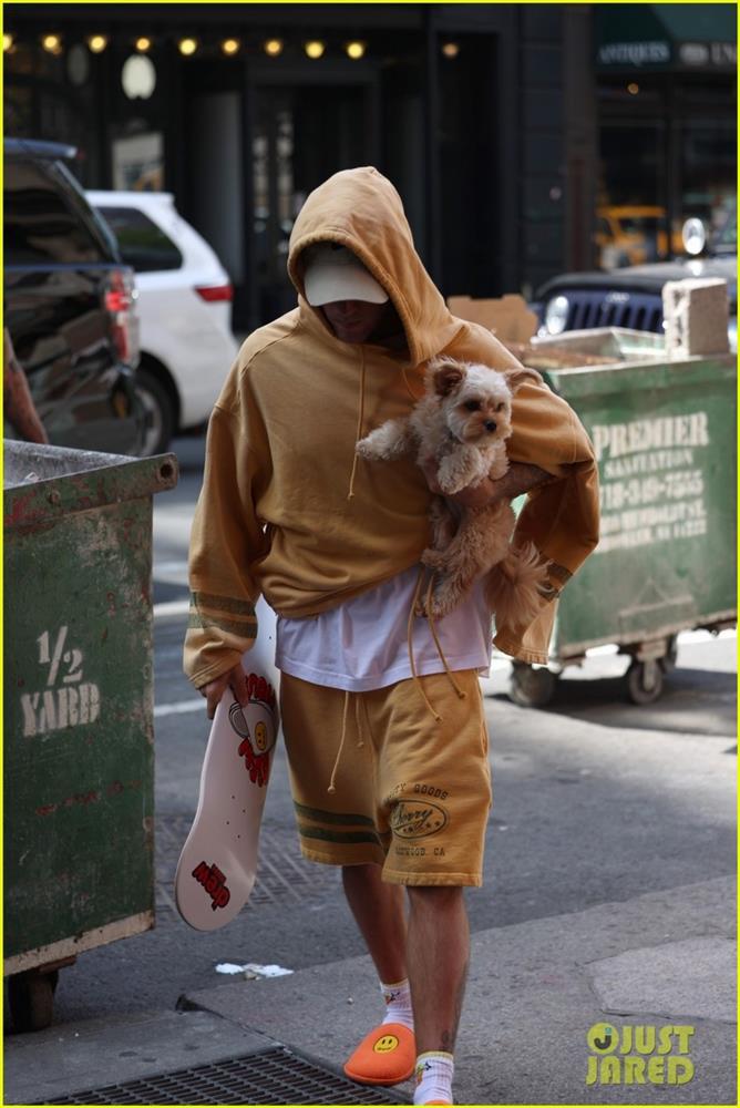 Vợ chồng Justin Bieber ẵm thú cưng đi dạo phố sau khi bị tấn công-4