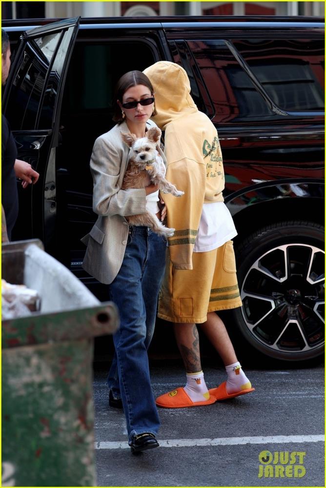 Vợ chồng Justin Bieber ẵm thú cưng đi dạo phố sau khi bị tấn công-5