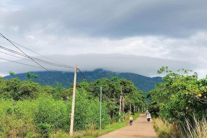 Lại xuất hiện mây hình đĩa bay bao phủ nóc nhà Đồng Nai-1