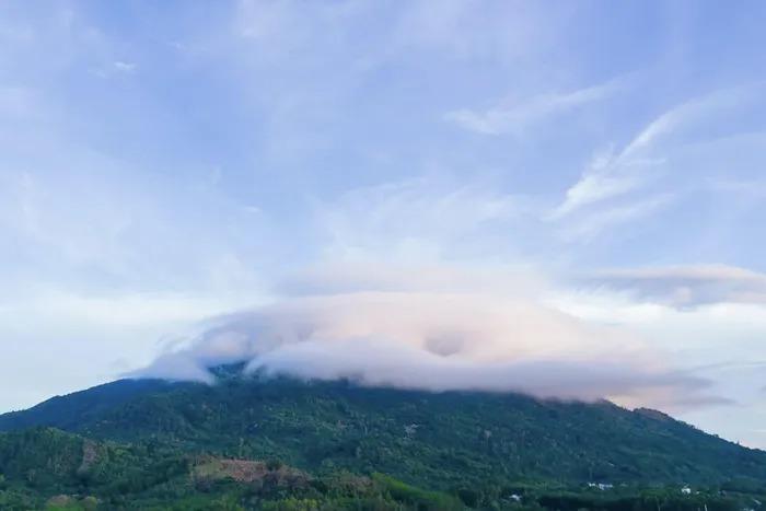 Lại xuất hiện mây hình đĩa bay bao phủ nóc nhà Đồng Nai-3