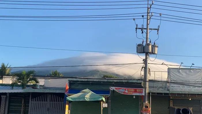 Lại xuất hiện mây hình đĩa bay bao phủ nóc nhà Đồng Nai-4