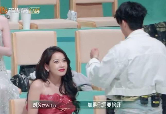 Amber f(x) phản ứng ra sao khi Chi Pu diễn See Tình ?-1