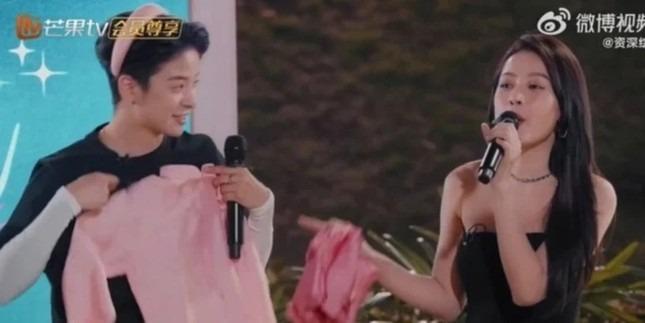 Amber f(x) phản ứng ra sao khi Chi Pu diễn See Tình ?-2