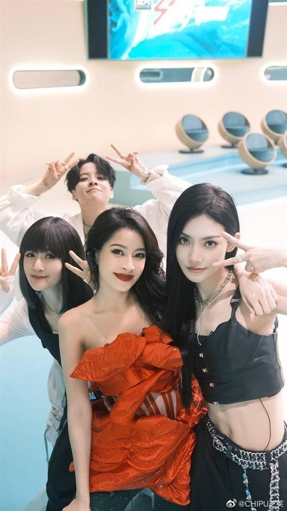 Amber f(x) phản ứng ra sao khi Chi Pu diễn See Tình ?-4