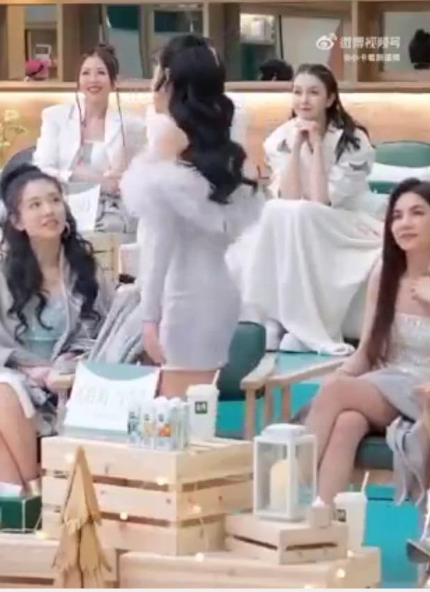 Amber f(x) phản ứng ra sao khi Chi Pu diễn See Tình ?-5