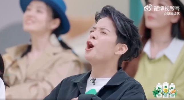 Amber f(x) phản ứng ra sao khi Chi Pu diễn See Tình ?-8