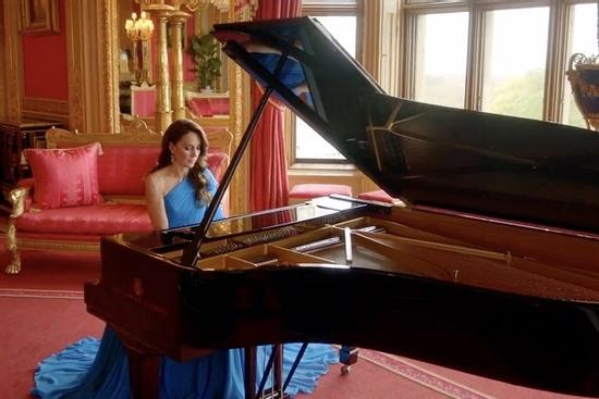 Vương phi Kate trổ tài chơi piano cực đỉnh