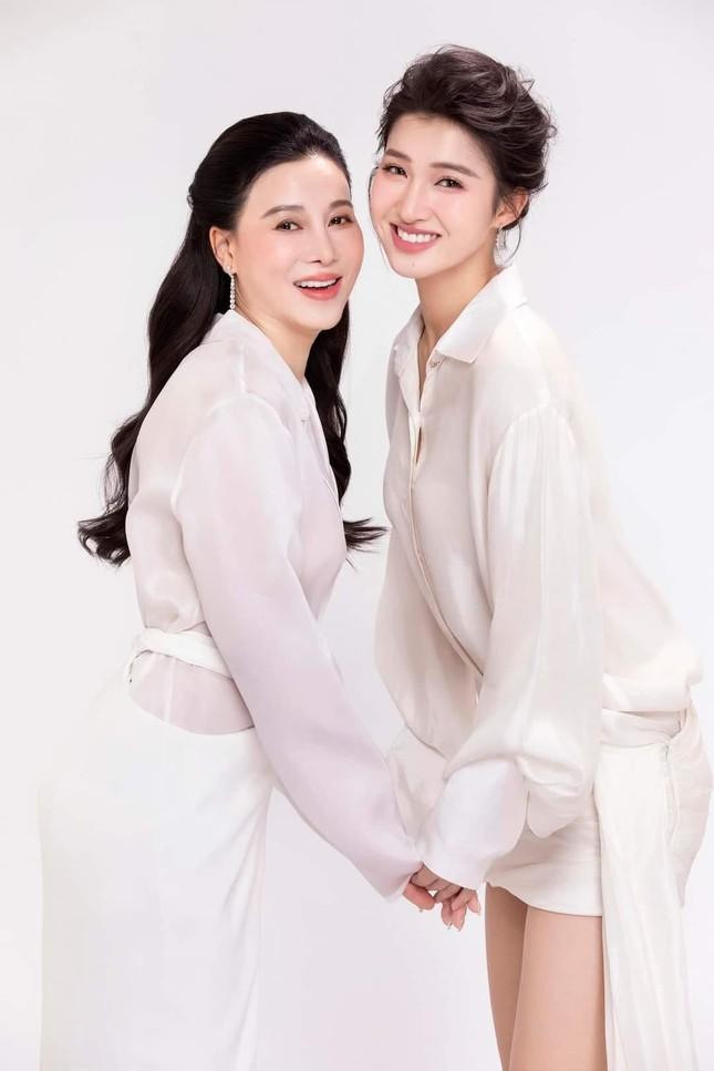 Dàn hậu đọ dáng một chín một mười với phụ huynh trong Ngày của Mẹ-5