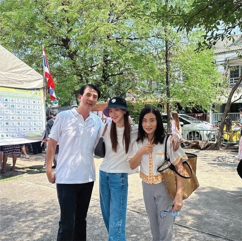 Cặp đôi Yêu nhầm bạn thân cùng loạt sao Thái háo hức đi bầu cử-2