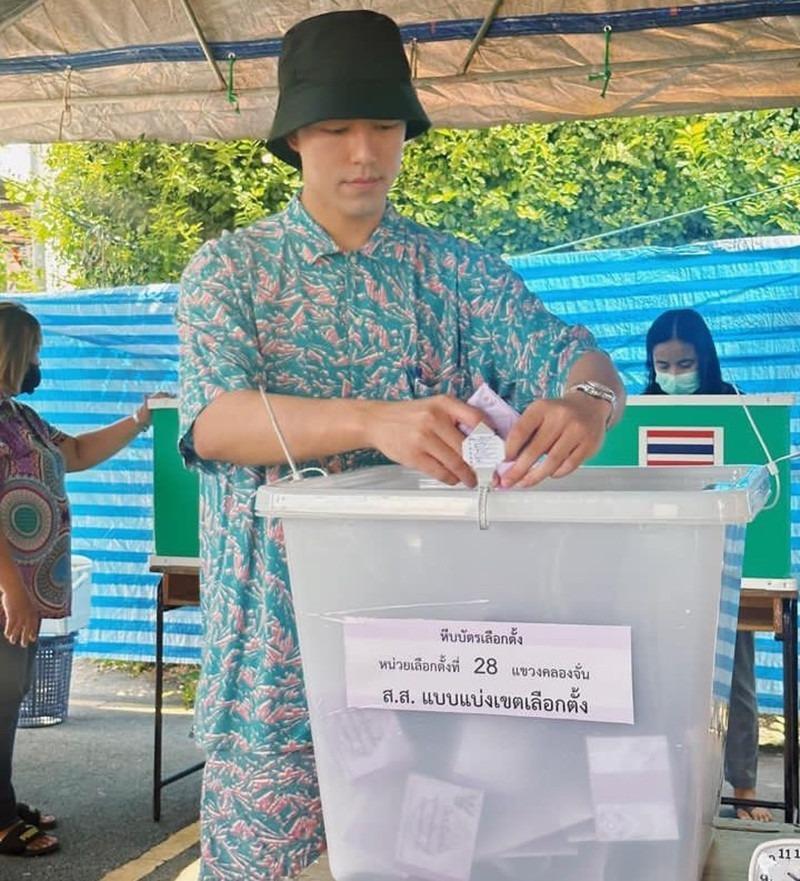 Cặp đôi Yêu nhầm bạn thân cùng loạt sao Thái háo hức đi bầu cử-3