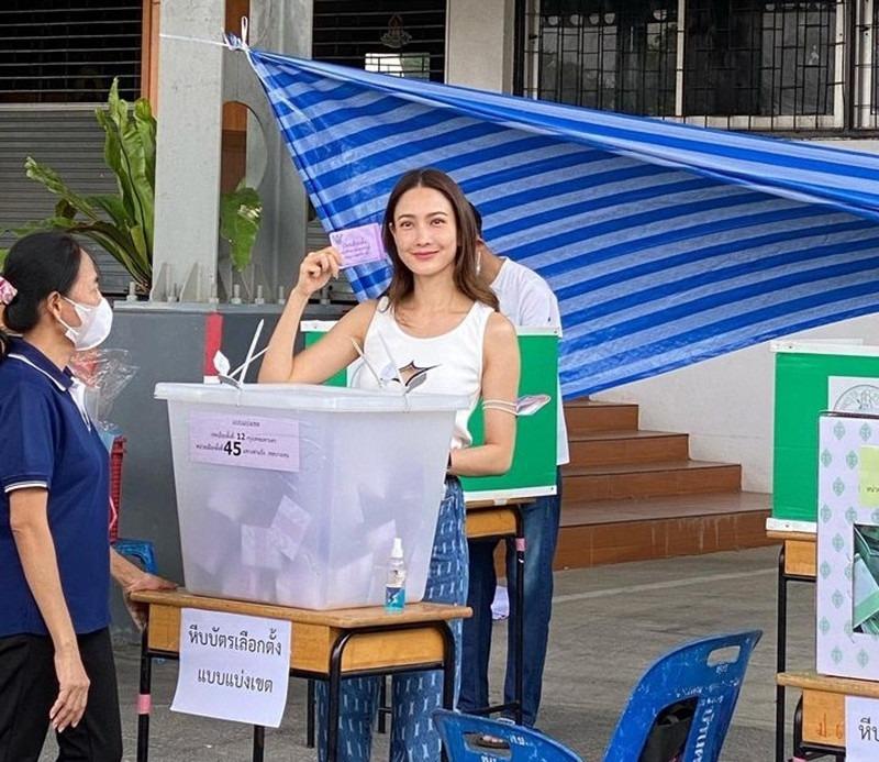 Cặp đôi Yêu nhầm bạn thân cùng loạt sao Thái háo hức đi bầu cử-4