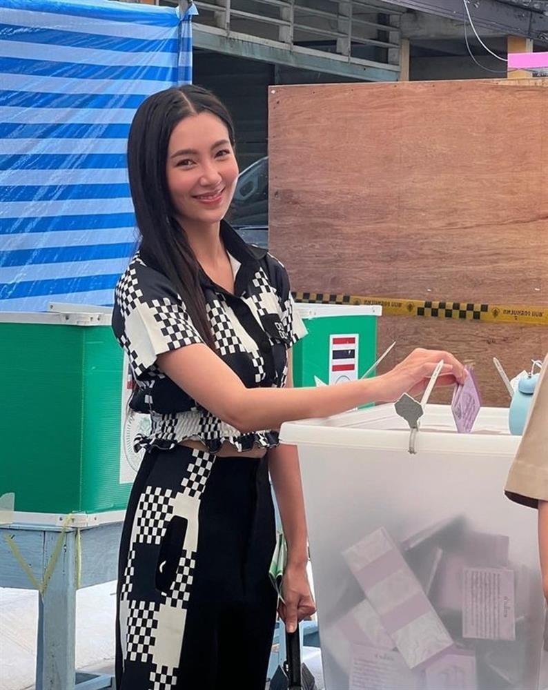 Cặp đôi Yêu nhầm bạn thân cùng loạt sao Thái háo hức đi bầu cử-5