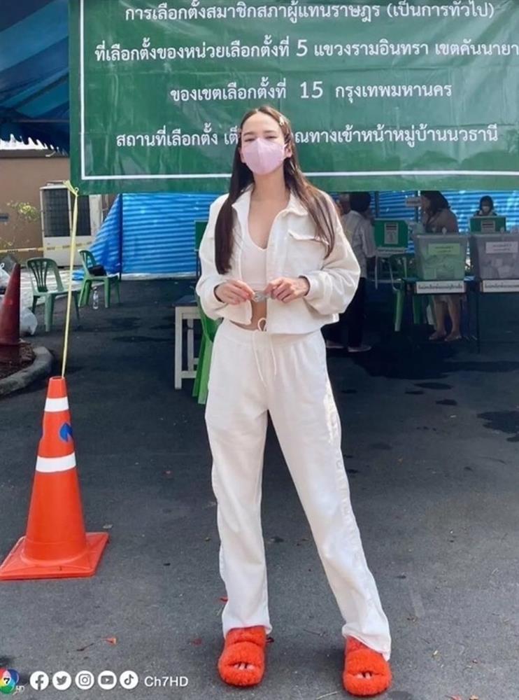 Cặp đôi Yêu nhầm bạn thân cùng loạt sao Thái háo hức đi bầu cử-7